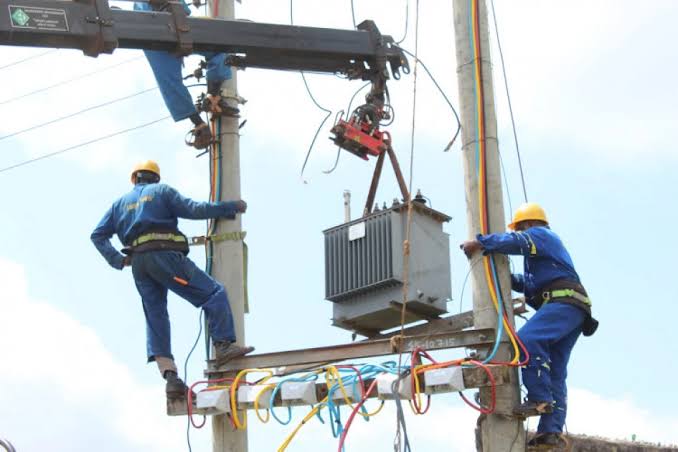KPLC technicians doing a line repair. PHOTO/Screengrab