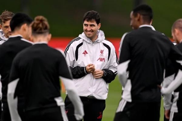 Liverpool manager Andoni Iraola offering a team talk. PHOTO/https://www.facebook.com/LiverpoolFC/photos
