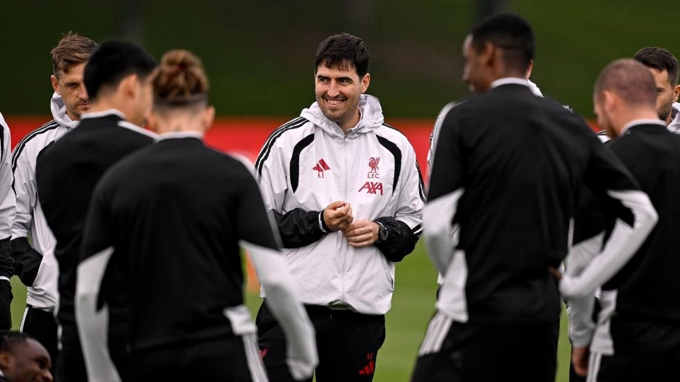 Liverpool manager Andoni Iraola offering a team talk. PHOTO/https://www.facebook.com/LiverpoolFC/photos
