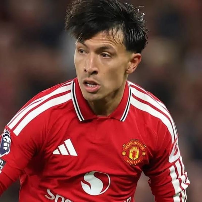 Lisandro Martinez in action with Manchester United. PHOTO/https://www.facebook.com/manchesterunited/photos