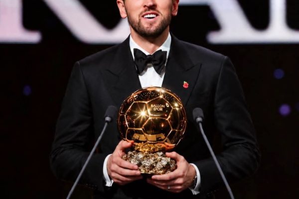 Harry Kane with his Ballon d'Or award. PHOTO/https://www.facebook.com/harrykaneofficial