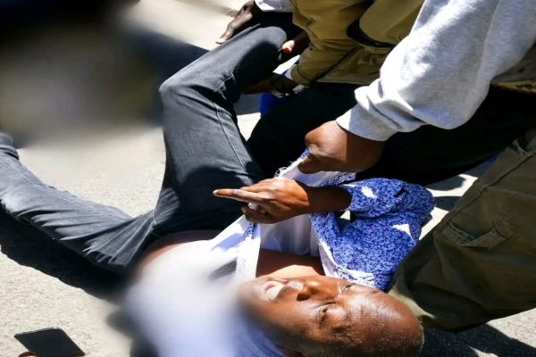 Citizen TV journalist Francis Odee mishandled by police officers while covering a public press conference and peaceful demonstrations over rising fuel prices along Kimathi Street in Nairobi's Central Business District.