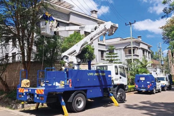 Kenya Power officers during a planned mainenance. PHOTO/RONNY TV